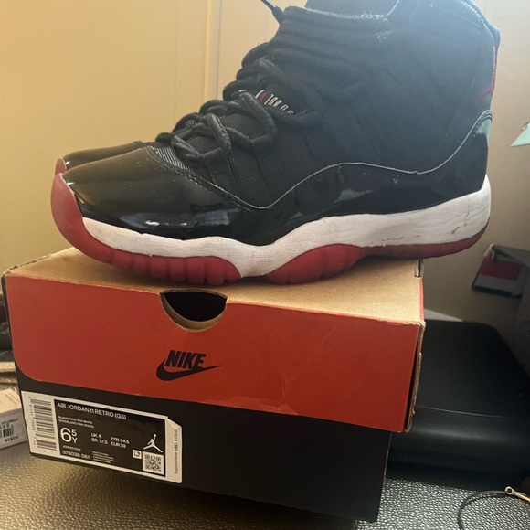 Air Jordan 11 Retro Bred - Picture 4 of 5